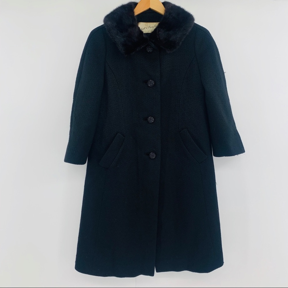 STUNNING VINTAGE LORD & TAYLOR FUR COLLAR OVERCOAT